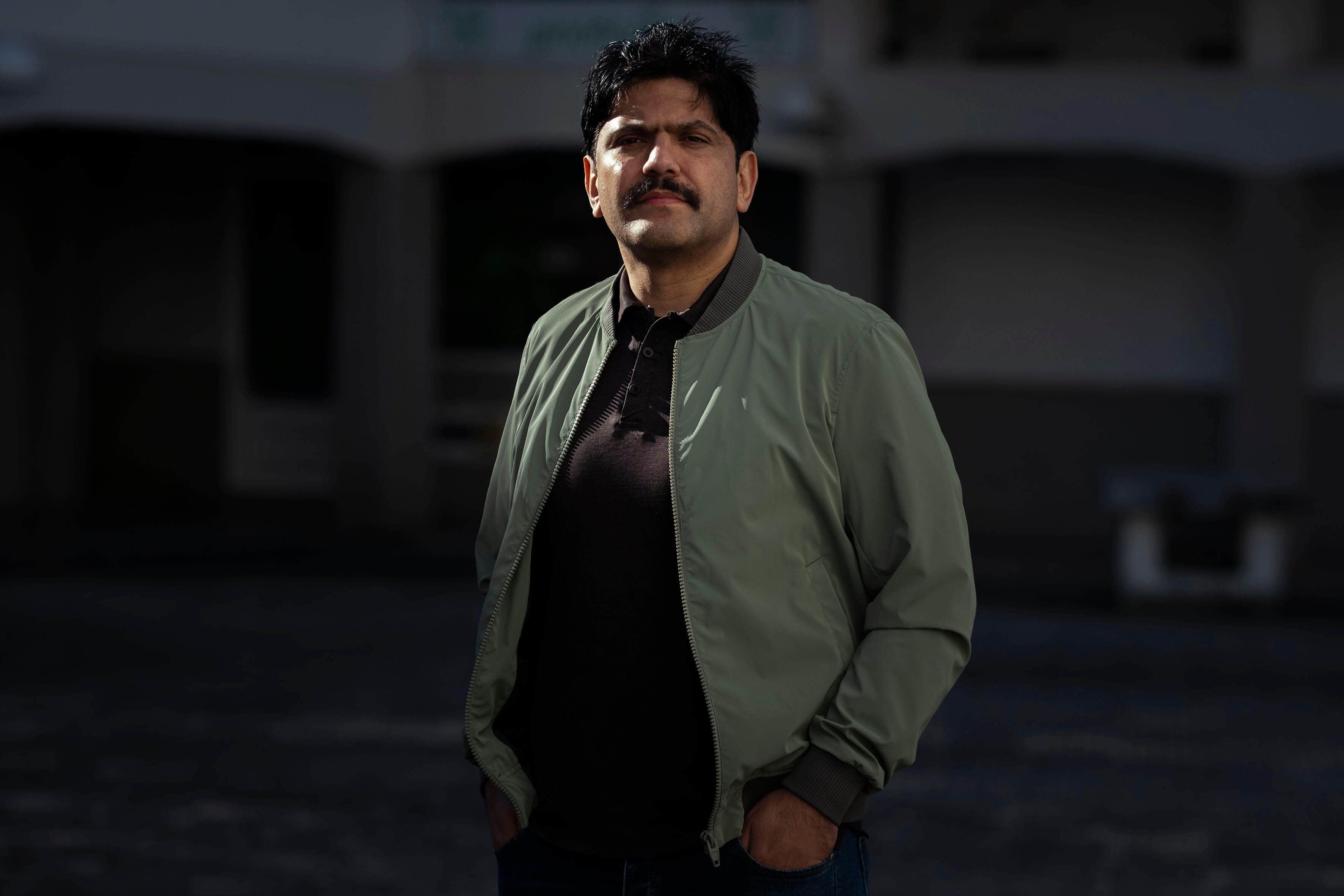 Tahir é engenheiro civil formado no Paquistão — mas não consegue ter o diploma reconhecido em Portugal.